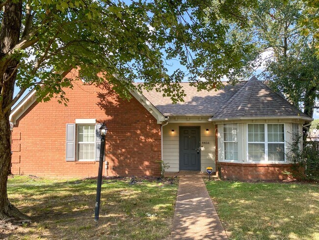 Building Photo - 3 bed, 2 bath home with wonderful curb appeal near N. Germantown Parkway.