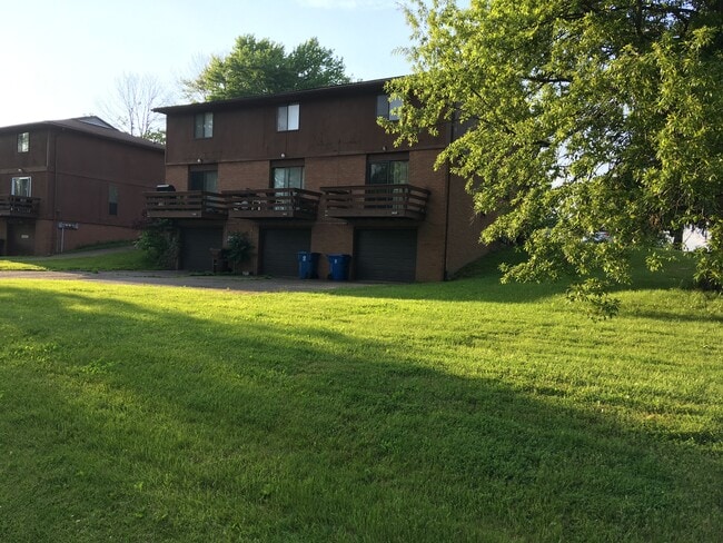 Building Photo - 7445 Seymour St NW Unit 7445