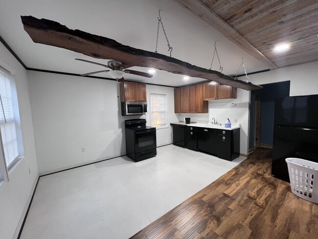 Building Photo - 2040 Cambridge Ave