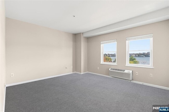 Photo - 905 River Rd