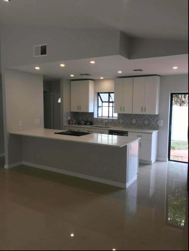 Photo - 560 NE 48th St