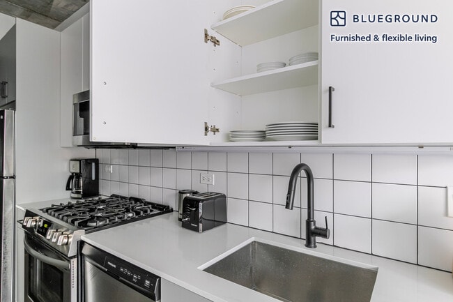 Photo - 61 W Erie St Unidad FL2-ID1394