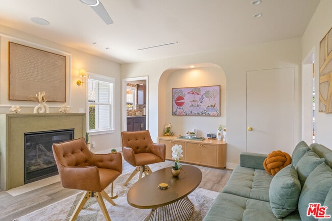 Photo - 725 N Harvard Blvd