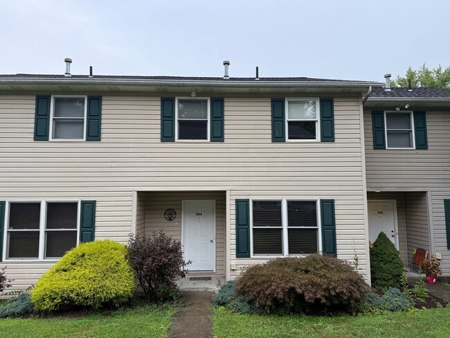 Building Photo - Beautiful 2 Bedroom Townhome - Only Steps ...