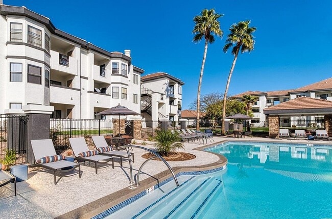 Relájese con estilo junto a la piscina - SolVida Central