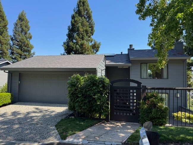 Building Photo - Spacious Tri-level 3 bedroom PLUS 2 additi... Rental