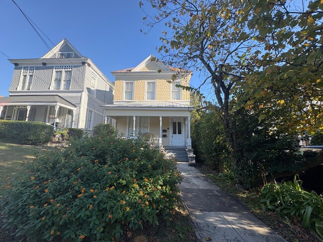 Building Photo - 384 Spring St Unit 1