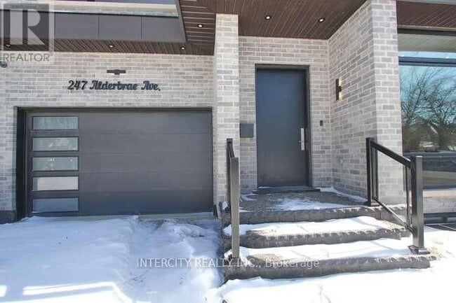 Photo - 247 Alderbrae Ave