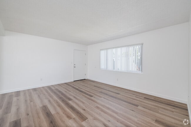 2BR, 1BA - 790SF - Living/ Dining Room