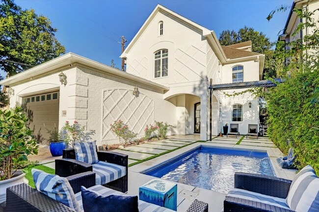 Building Photo - 1502 Whispering Pines Dr