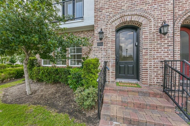 Photo - 9450 London Bridge Station