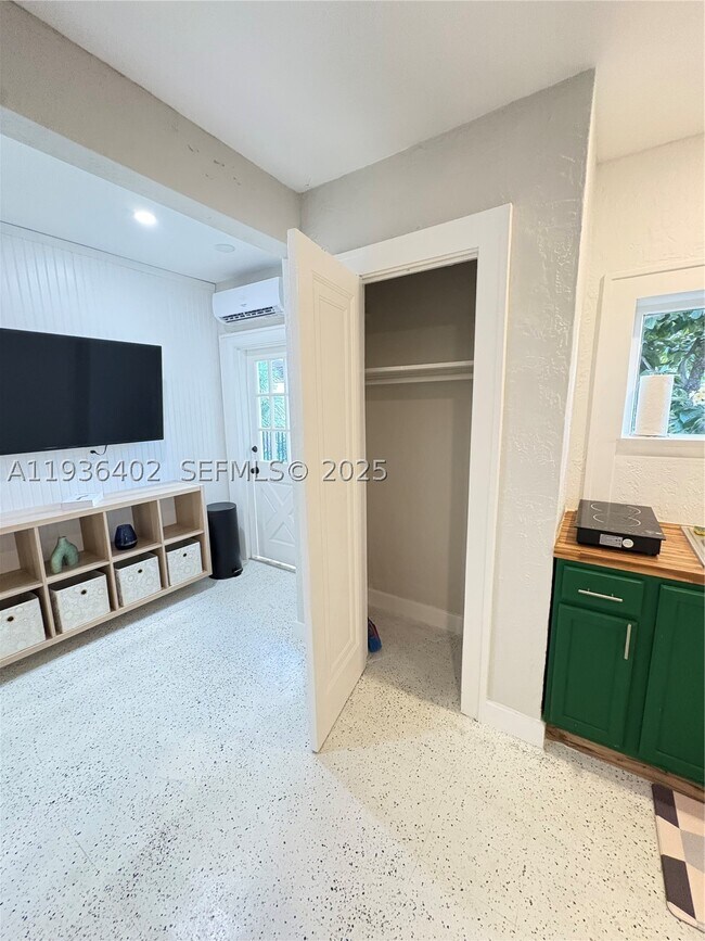 Photo - 2 SW 9th St Unit 2