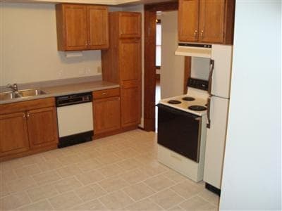 Photo - 400 College St SE