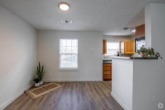 1BR, 1BA - 654SF - Dining Area