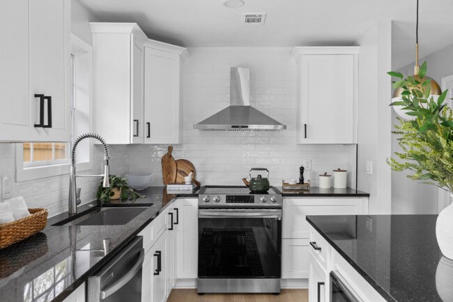 Photo - 725 Grant Terrace SE