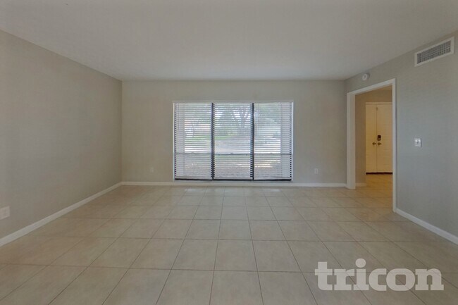 Photo - 1422 Mistyglen Ln