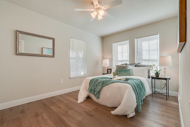 Master bedroom - 2405 Loving Ave Casa