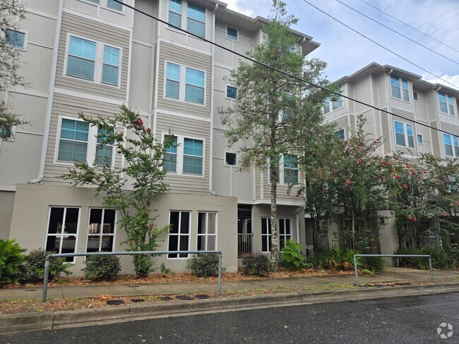 Building Photo - Room for rent in a 4BA/4BR condo walking d...