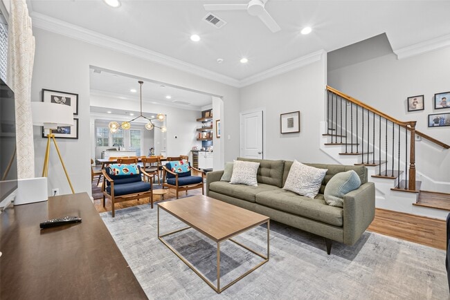 Photo - 830 W 17th St