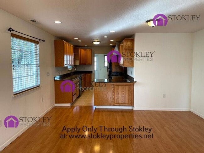 Photo - 2981 Pacific St