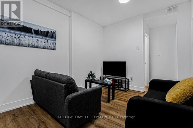 Photo - 610 King St E