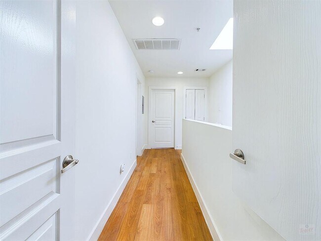 Photo - 711 W 32nd St Unit 154