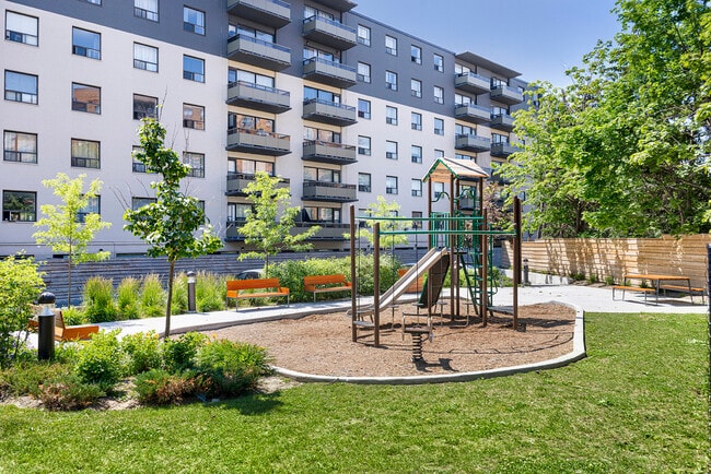 Building Photo - 77 Parkwoods Village Dr