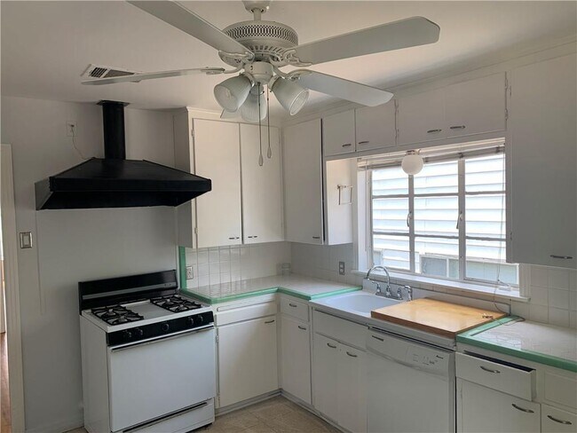 Photo - 704 W 34th St