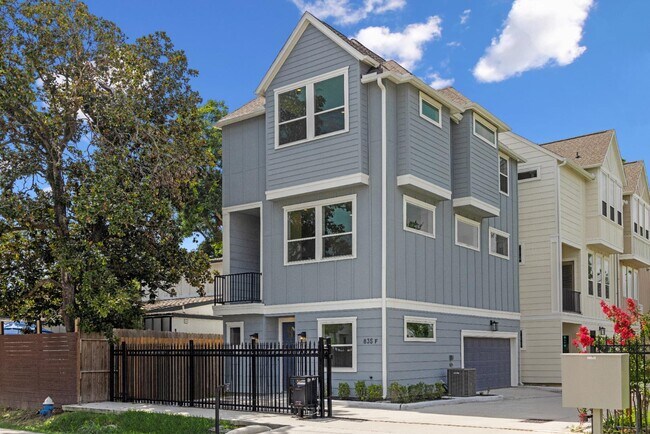 Photo - 835 Elkhart St