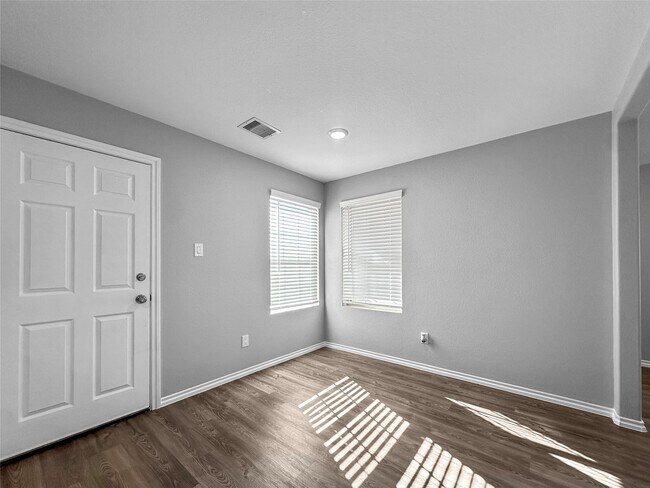 Photo - 937 Silver Birch Br