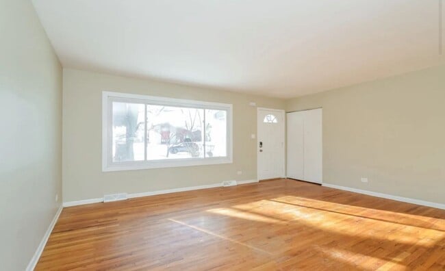 Photo - 712 W James St