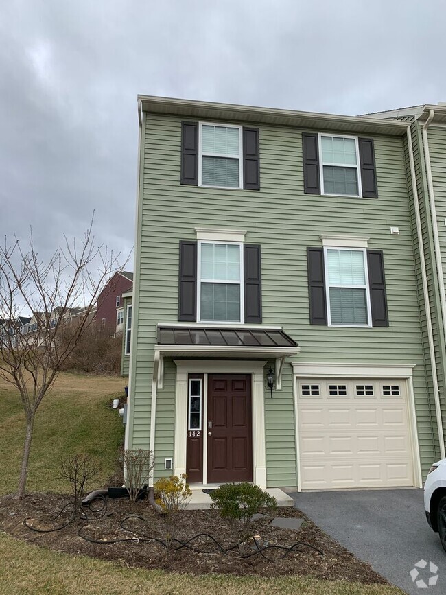 Building Photo - Spacious townhome located in The Gates ava...