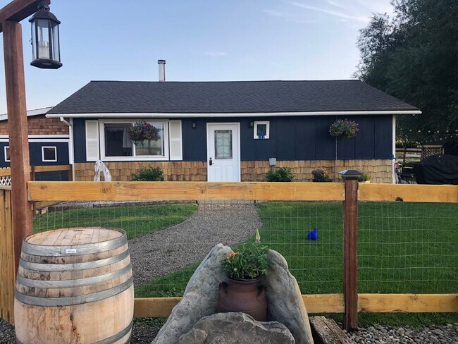 Photo - Country Cottage for Lease on 1.42 Acres