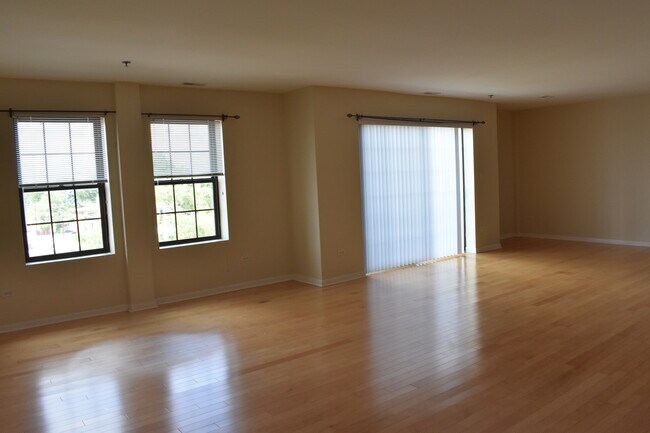 Photo - 8255 Skokie Blvd