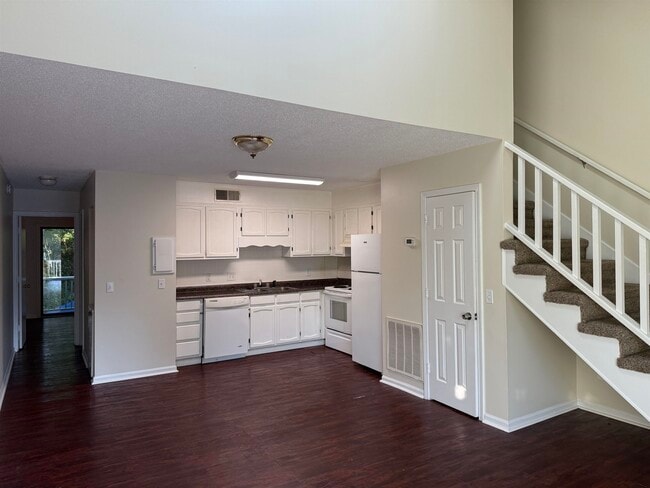 Photo - 411 Cambridge Cir