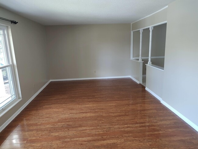 Photo - 1533 Woodgate Way