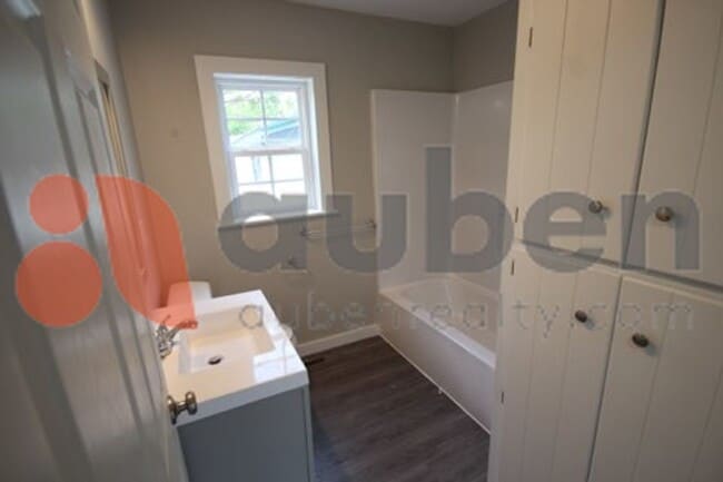 5003 Carolyn Ln
