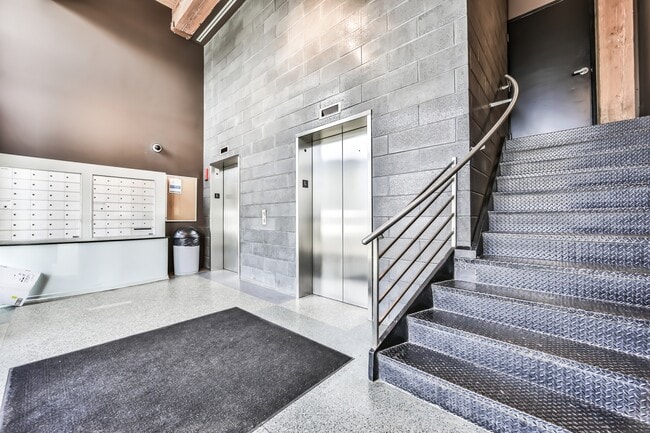 Photo - 2911 N Western Ave Unidad 301