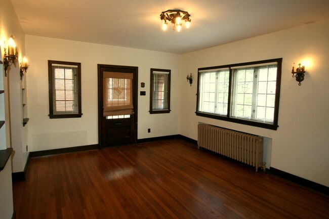 Front room - 328 S Aiken Ave Unidad 1st Floor