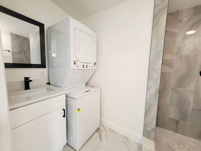 Photo - 2511 Drake Dr