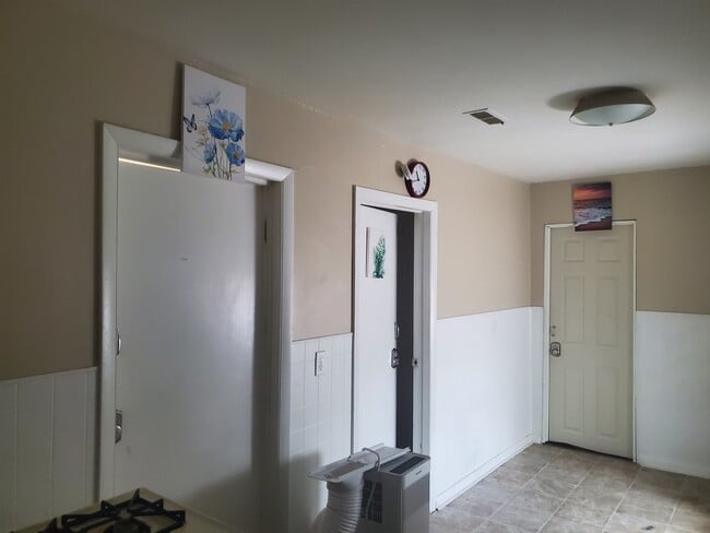 Photo - 528 W 4th St