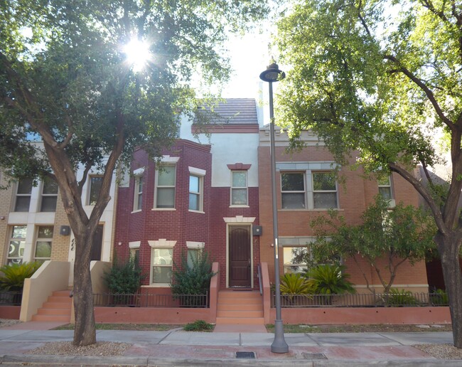 Street View #1 - 604 S Wilson St Casa Adosada