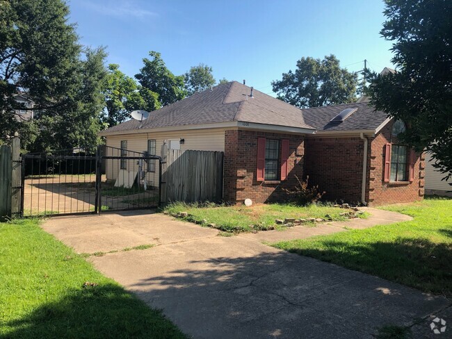 Building Photo - 2 bedroom 2 full bath home with lots of sq...