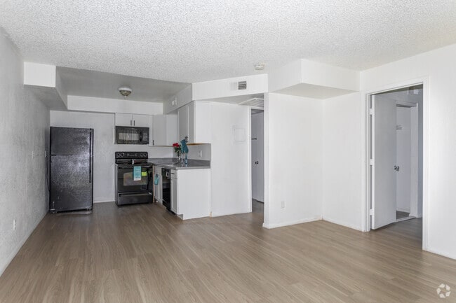2BR, 1BA - 700 SF