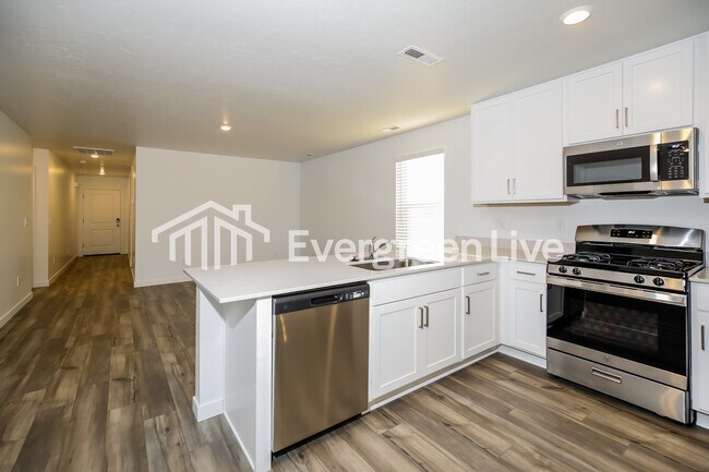 Photo - 323 Lightning Ave