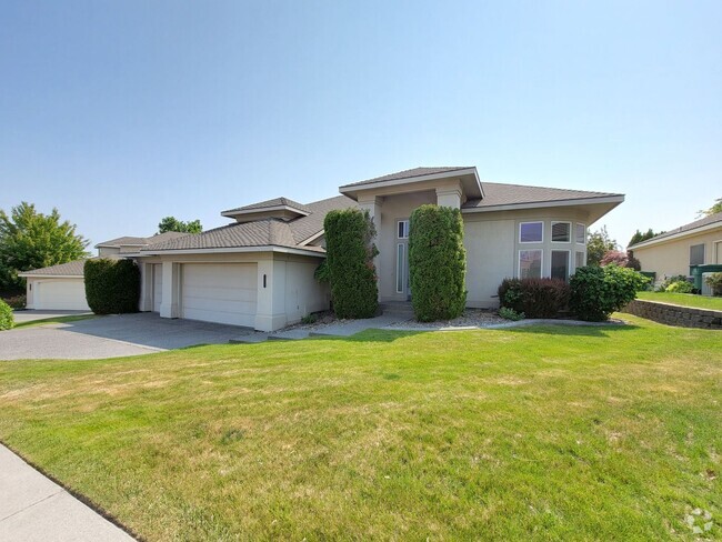 Building Photo - Canyon Lakes on the Golf Course Rental