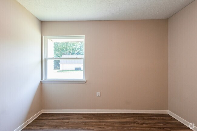 2BR, 1BA - 1000SF - Secondary Bedroom