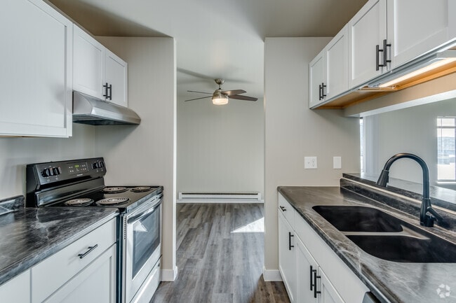 2 BR, 1 BA - 940SF