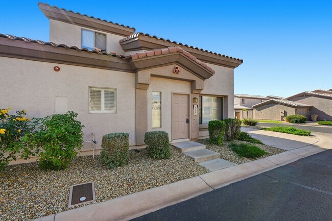 Building Photo - Gated Community, close to 101 and Arrowhead!