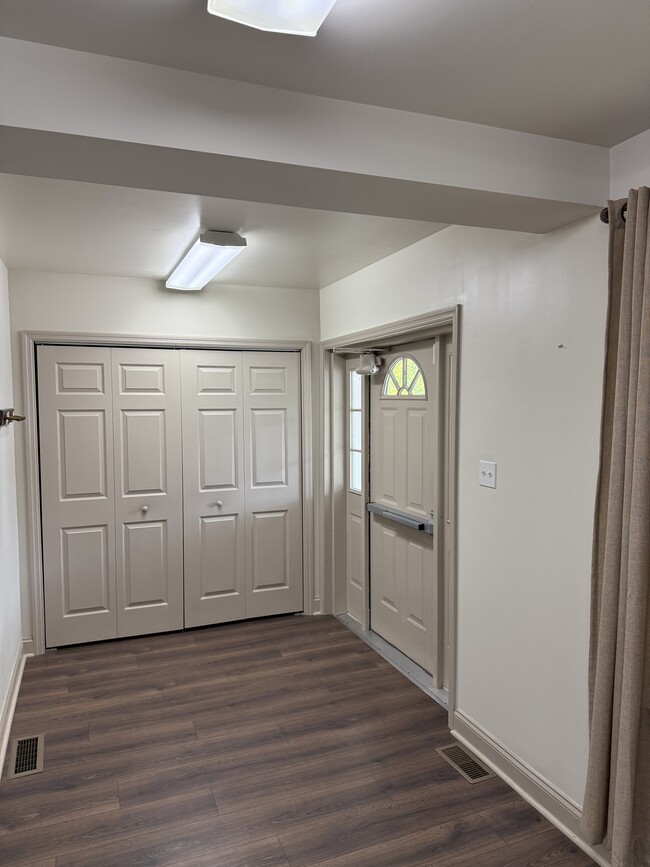 Building Photo - 1018 Main St Unit 1